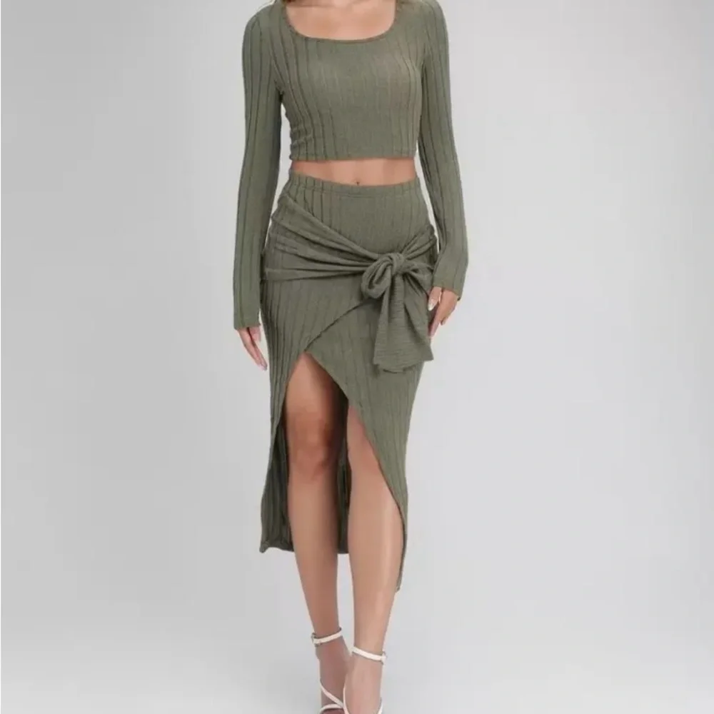 GREEN OUTFIT - Picture 1 of 2
